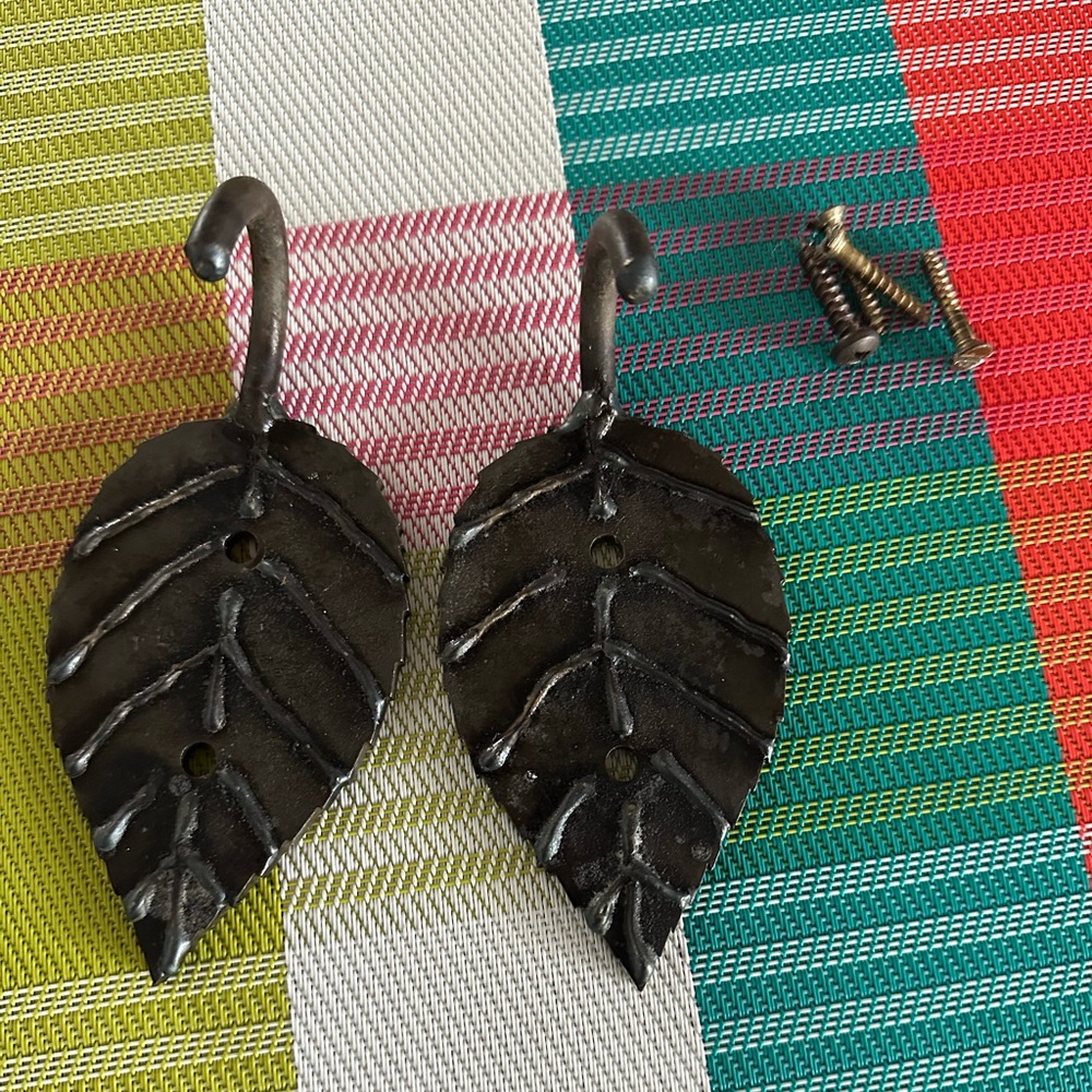 2 Metal Leaf Wall Hooks